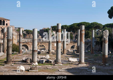 Base de la colonne Trajane et la Basilique Ulpia, Rome, Italie, Europe Banque D'Images