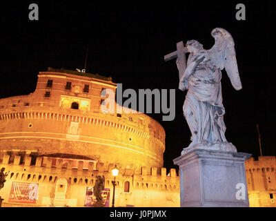 Bernini Statue sur le Ponte Sant'Angelo en face du château Sant'Angelo, Tibre, Rome, Italie, Europe Banque D'Images