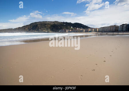 Voir l'ange de la large plage de Zurriola à marée basse un jour avec les empreintes digitales sur le sable (San Sebastian, Espagne) 2017. Banque D'Images