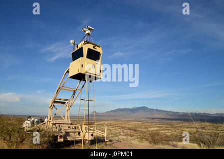 Une tour de surveillance portable placé dans une région près de Tubac, Arizona, USA, par la patrouille frontalière américaine surveille la contrebande et autres ac Banque D'Images