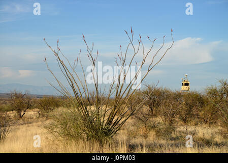 Une tour de surveillance portable placé dans une région près de Tubac, Arizona, USA, par la patrouille frontalière américaine surveille la contrebande et autres ac Banque D'Images