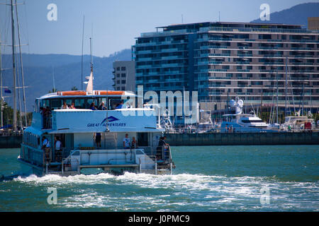 Un immense récif tourisme ferry revient de la Grande Barrière de Corail, Cairns, Australie Banque D'Images