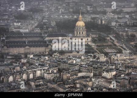 L'hôtel national des invalides pendant une tempête de neige de printemps. Paris. France Banque D'Images