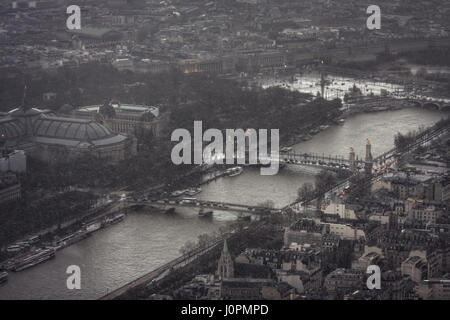 Tempête soudaine au printemps dans la capitale française. Vue de la tour Eiffel sur le quai d'Orsay, port des Champs-Élysées, pont des Invalides, le pont Alexandre III, Banque D'Images