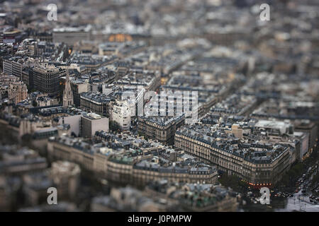 Soirée Paris de la Tour Eiffel. Vue sur l'avenue George V, place de l'Alma et Cathédrale Américaine. La France. Banque D'Images