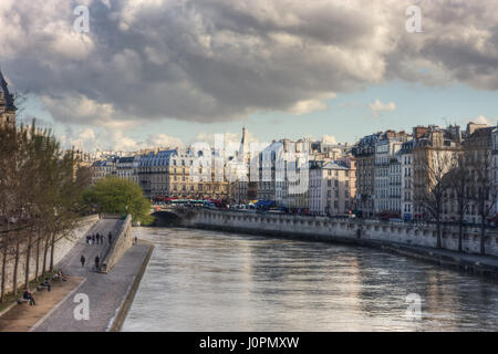 Vue depuis le Pont Neuf au Quai des Orfevres, Quai des Grands Augustins et Pont Saint-Michel. La France. Paris Banque D'Images