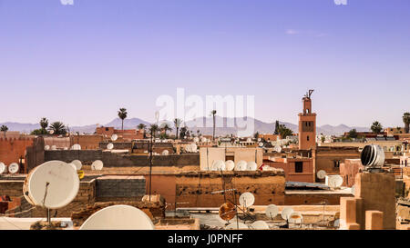 Vue sur les maisons dans la vieille médina de Marrakech avec les montagnes de l'atlas en arrière-plan Banque D'Images