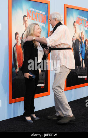 Chevy Chase et Beverly D'Angelo assister à la premiere vacances au Westwood Village Theatre le 27 juillet 2015 à Los Angeles, Californie. Banque D'Images