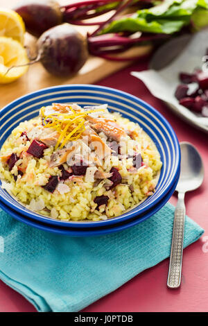 Betterave risotto de citron dans un bol bleu maquereau fumé Banque D'Images