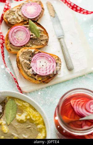 Le pâté de foie de poulet avec oignons confits Banque D'Images