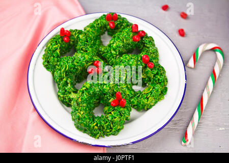 Couronne de Noël cookies faits de cornflakes, colorant vert et des bonbons Banque D'Images