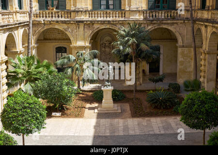 La vue sur cour avec Neptune statue de Neptun et un jardin au milieu du paysage. Palais du Grand Maître. La Valette. Malte Banque D'Images