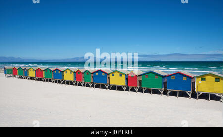 Cabines de plage victorienne peinte en couleurs Muizenberg Beach Cape Peninsular Cape Town Afrique du Sud Banque D'Images
