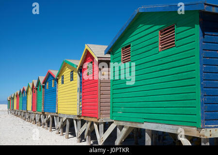 Cabines de plage victorienne peinte en couleurs Muizenberg Beach Cape Peninsular Cape Town Afrique du Sud Banque D'Images