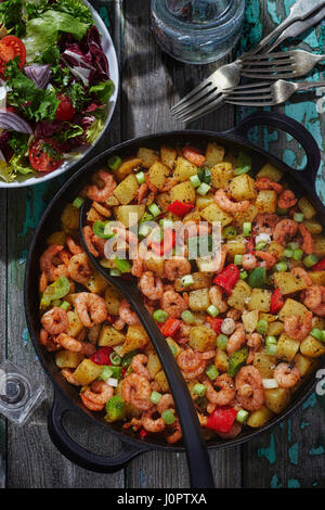 Crevettes roses avec des pommes de terre et oignons verts Banque D'Images