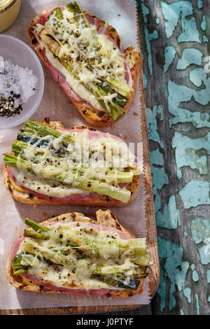 Croque-monsieur tostie avec échalotes et fromage Banque D'Images