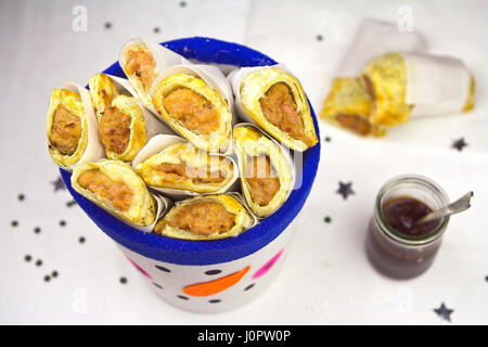 Rouleaux de saucisses avec la sauce barbecue Banque D'Images