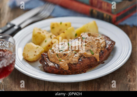 Steak avec sauce aux champignons strogonoff Banque D'Images