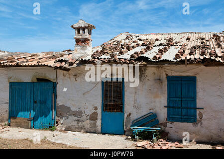 Maison à l'abandon avec porte bleue sur la Crète, Grèce Banque D'Images