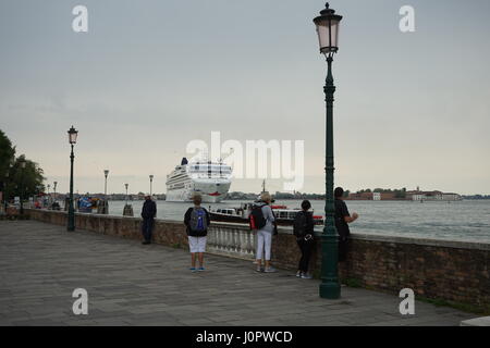 Un énorme bateau de croisière est entrée dans le "canal de la Giudecca jusqu' à Venise, Italie Banque D'Images