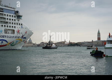 Un énorme bateau de croisière est entrée dans le "canal de la Giudecca jusqu' à Venise, Italie Banque D'Images