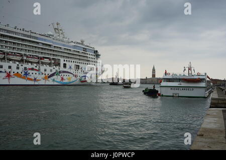 Un énorme bateau de croisière est entrée dans le "canal de la Giudecca jusqu' à Venise, Italie Banque D'Images