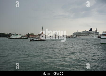 Un énorme bateau de croisière est entrée dans le "canal de la Giudecca jusqu' à Venise, Italie Banque D'Images