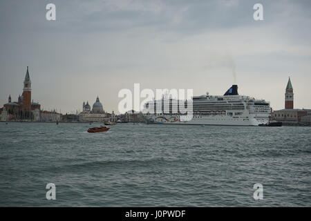 Un énorme bateau de croisière est entrée dans le "canal de la Giudecca jusqu' à Venise, Italie Banque D'Images