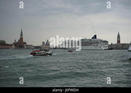 Un énorme bateau de croisière est entrée dans le "canal de la Giudecca jusqu' à Venise, Italie Banque D'Images