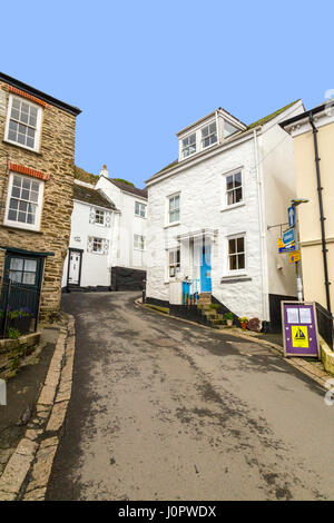 Le port historique de Fowey est plein de rues étroites et des collines abruptes comme Custom House Hill, Cornwall, Angleterre Banque D'Images