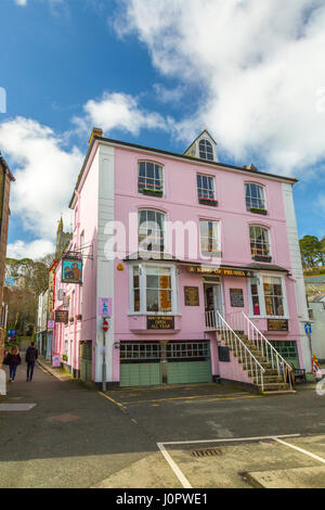 Le roi de Prusse aux couleurs vives se trouve pub dans l'une des rues étroites dans le port historique de Fowey, Cornwall, Angleterre Banque D'Images