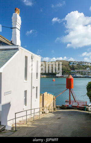 Le rouge vif Whitehouse Point Lighthouse dans le port historique de l'autre côté de la rivière Fowey à Polruan, Cornwall, Angleterre Banque D'Images