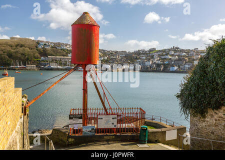 Le rouge vif Whitehouse Point Lighthouse dans le port historique de l'autre côté de la rivière Fowey à Polruan, Cornwall, Angleterre Banque D'Images