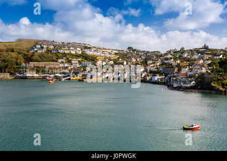 À la recherche de l'autre côté de la rivière Fowey au port historique de Polruan avec son mélange de gîtes traditionnels et modernes, Cornwall, Angleterre Banque D'Images