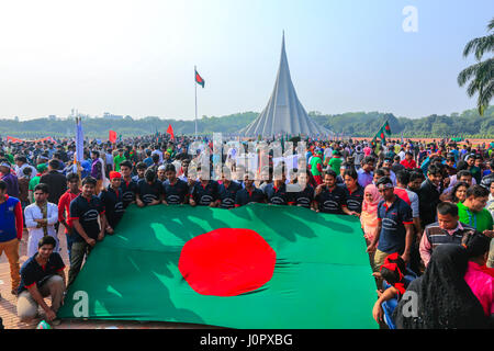 Les gens rendent hommage au National Memorial Tower ou Jatiya Smriti Shoudha à Savar sur fête de la Victoire, à environ 20 km de Dhaka. Dhaka, Bangladesh. Banque D'Images