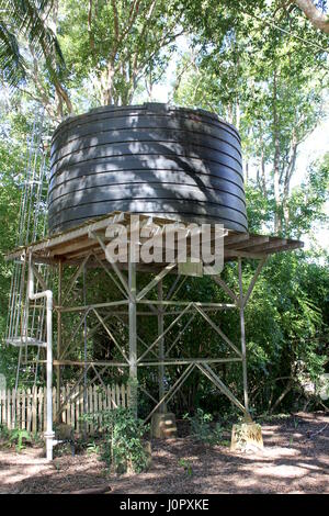 Ancien réservoir d'eau sur un socle surélevé en zones rurales, l'Australie Banque D'Images