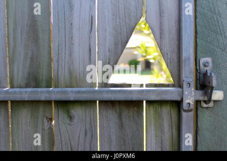 Close up de lock et le trou d'accès sur la porte côté jardin Banque D'Images