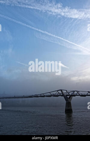 Millennium Bridge sur un matin brumeux, Tamise, Londres, Grande-Bretagne. Banque D'Images