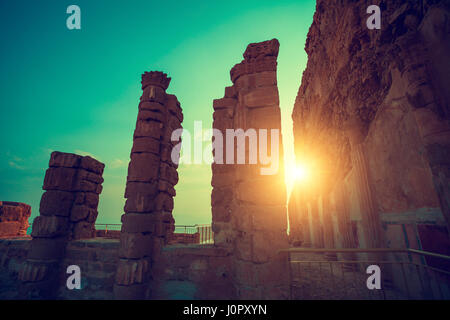 Beau lever de soleil sur la forteresse de Massada. Ruines du palais du roi Hérode au désert de Judée. Banque D'Images