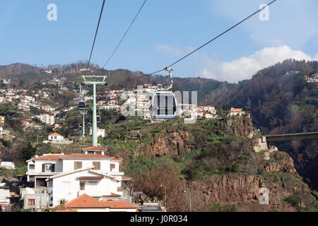 Les téléphériques de haut vol sur le flux de João Gomes Valley et le cap jusqu'à Monte, Funchal Banque D'Images