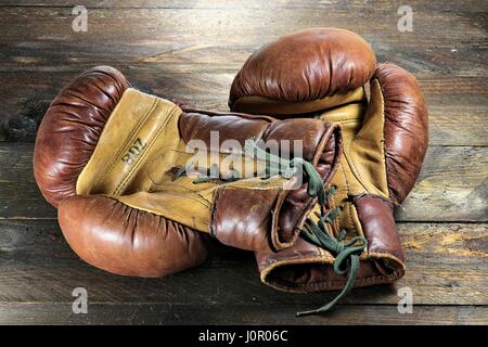 Gants de boxe vintage sur fond de bois Banque D'Images
