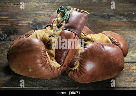Gants de boxe vintage sur fond de bois Banque D'Images