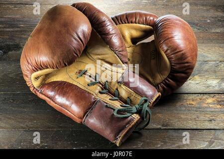 Gants de boxe vintage sur fond de bois Banque D'Images