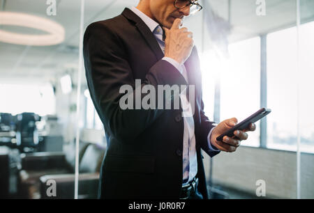 Cropped shot of woman in office et de penser. Male executive holding smart phone. Banque D'Images