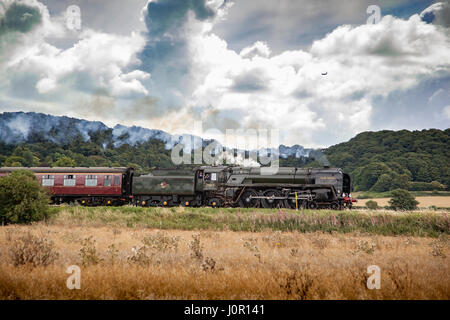 La Côte Nord du Pays de Galles Express tiré par BR Britannia Classe 7MT 4-6-0 no 70013 Oliver Cromwell laissant Frodsham avec Hill Frodsham dans l'arrière-plan sur Banque D'Images