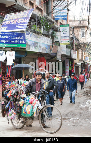 L'agitation de l'étroitesse des rues, dans le centre de Thamel, favori des touristes et randonneurs, Katmandou, Népal