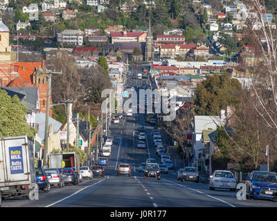 Elizabeth Street à Launceston, en Tasmanie. L'église à la fin de la rue des apôtres de l'Église est église catholique romaine. Banque D'Images