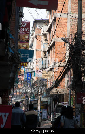 L'agitation de l'étroitesse des rues, dans le centre de Thamel, favori des touristes et randonneurs, Katmandou, Népal