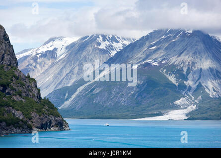 Le petit bateau en passant par le parc national Glacier Bay (Alaska). Banque D'Images