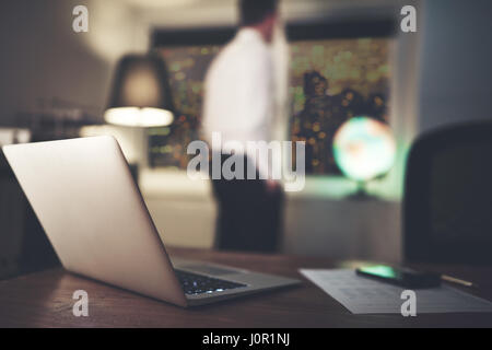 Un trouble permanent comptable méconnaissables dans l'office et la pensée du soir. Banque D'Images